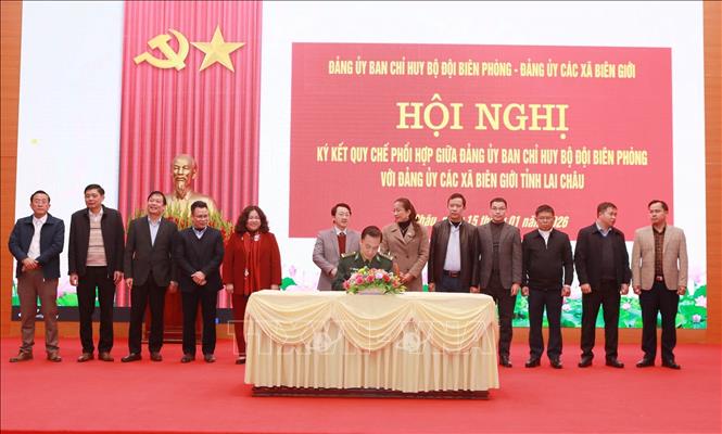 Bí thư Đảng ủy, Chính ủy Ban Chỉ huy Bộ đội Biên phòng tỉnh Lai Châu, Đại tá Nguyễn Văn Hưng ký quy chế phối hợp với Đảng ủy các xã biên giới Lai Châu. Ảnh: Quý Trung – TTXVN