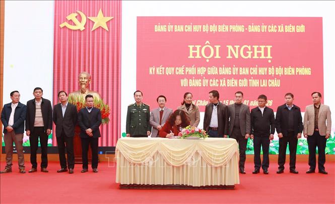 Đại diện Đảng ủy xã biên giới Dào San ký quy chế phối hợp với Đảng ủy, Ban Chỉ huy Bộ đội Biên phòng tỉnh Lai Châu. Ảnh: Quý Trung – TTXVN