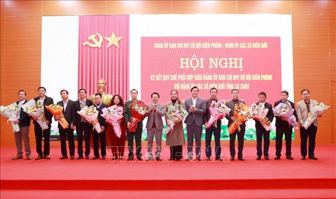 Phó Bí thư Thường trực Tỉnh ủy, Chủ tịch Ủy ban Mặt trận Tổ quốc Việt Nam tỉnh Lai Châu, Sùng A Hồ tặng hoa chúc mừng Đảng ủy các xã và Ban Chỉ huy Bộ đội Biên phòng. Ảnh: Quý Trung – TTXVN