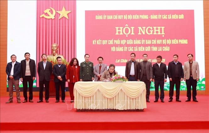 Đại diện Đảng ủy xã biên giới Khổng Lào ký quy chế phối hợp với Đảng ủy, Ban Chỉ huy Bộ đội Biên phòng tỉnh Lai Châu. Ảnh: Quý Trung – TTXVN