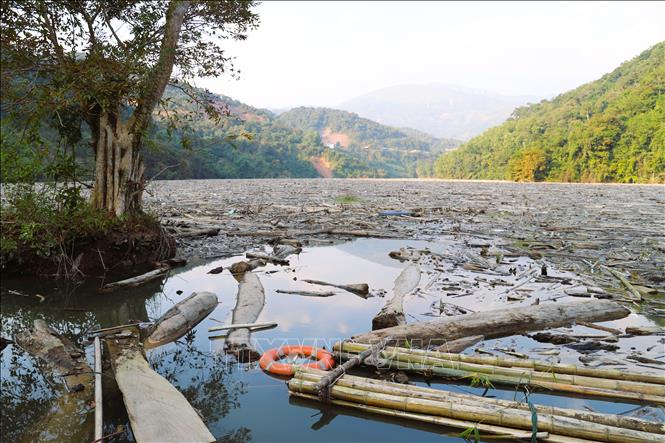 Khu vực bến thuyền trên sông Nậm Nơn bị bỏ hoang do rác, gỗ bủa vây; thuyền, bè, xuồng máy không thể cập bến bởi rác, gỗ, cành cây...phủ kín mặt sông, cản trở luồng tuyến giao thông. Ảnh: Xuân Tiến - TTXVN 