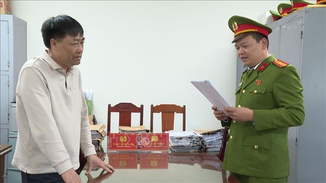 Thi hành Quyết định khởi tố bị can đối với Nguyễn Xuân Biên. Ảnh: TTXVN phát