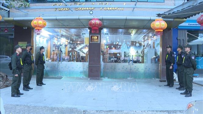 Cơ quan Cảnh sát điều tra Công an tỉnh Thanh Hóa thi hành lệnh khám xét Công ty Cổ phần Tập đoàn Cường Minh. Ảnh: TTXVN phát 