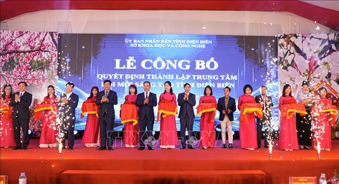 Các đại biểu cắt băng khai trương Trung tâm Đổi mới sáng tạo tỉnh Điện Biên. Ảnh: Phan Quân - TTXVN