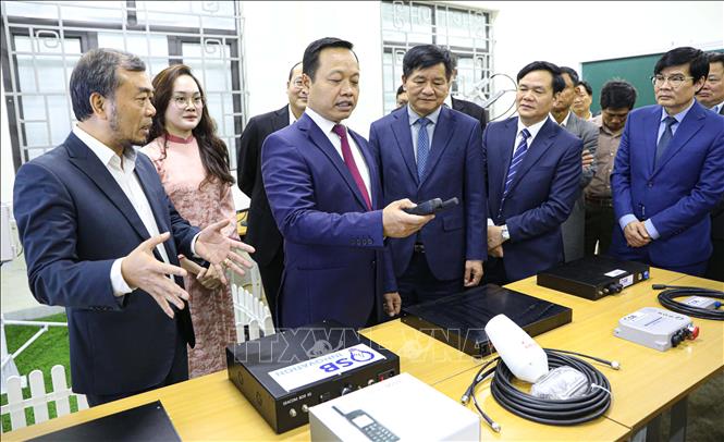 Lãnh đạo tỉnh Điện Biên tham quan mô hình tại Trung tâm Đổi mới sáng tạo Tỉnh. Ảnh: Phan Quân - TTXVN