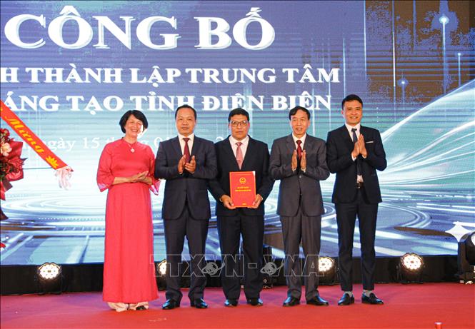 Lãnh đạo tỉnh Điện Biên trao quyết định thành lập Trung tâm Đổi mới sáng tạo tỉnh Điện Biên. Ảnh: Phan Quân - TTXVN