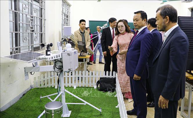 Lãnh đạo tỉnh Điện Biên tham quan mô hình tại Trung tâm Đổi mới sáng tạo Tỉnh. Ảnh: Phan Quân - TTXVN