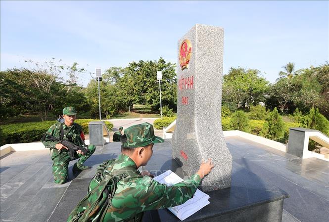 Bộ đội Biên phòng đồn Vĩnh Xương, tỉnh An Giang, tổ chức tuần tra bảo vệ biên giới do đơn vị quản lý tại vị trí cột mốc 241. Ảnh: Vũ Sinh - TTXVN