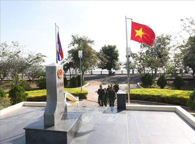 Bộ đội Biên phòng đồn Vĩnh Xương, tỉnh An Giang, tổ chức tuần tra bảo vệ biên giới do đơn vị quản lý tại vị trí cột mốc 241. Ảnh: Vũ Sinh - TTXVN