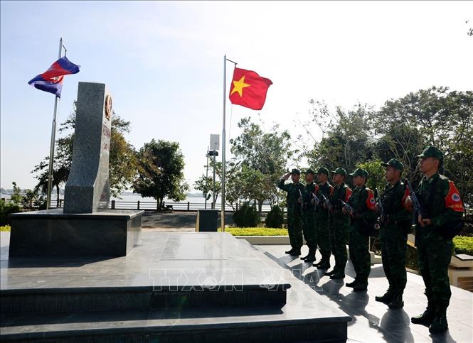 Bộ đội Biên phòng đồn Vĩnh Xương, tỉnh An Giang, tổ chức tuần tra bảo vệ biên giới do đơn vị quản lý tại vị trí cột mốc 241. Ảnh: Phạm Hậu - TTXVN