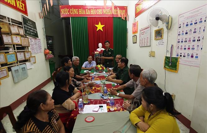 Bộ đội Biên phòng đồn Vĩnh Xương, tỉnh An Giang, triển khai công tác tuyên truyền về bảo vệ an ninh tổ quốc đến các tổ trưởng, nhóm trưởng ở địa bàn ấp 5, xã Vĩnh Xương. Ảnh: Vũ Sinh - TTXVN