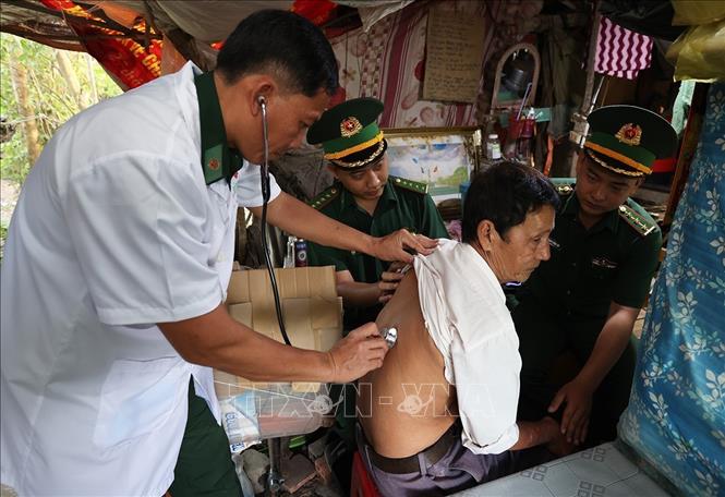 Bộ đội Biên phòng đồn Vĩnh Xương, tỉnh An Giang, thăm khám bệnh miễn phí cho ông Võ Văn Nhanh, ấp 5, xã Vĩnh Xương. Ảnh: Vũ Sinh - TTXVN