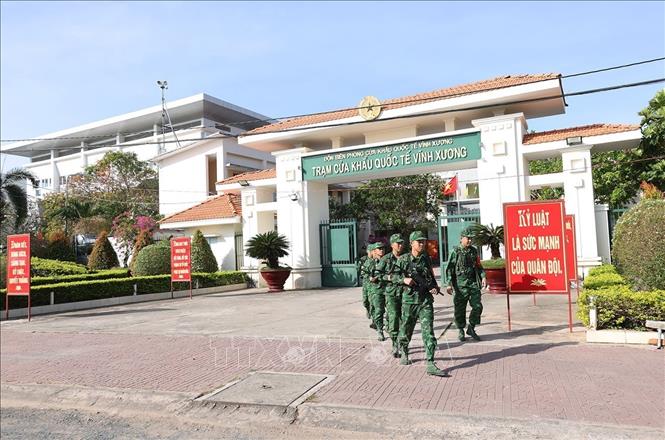 Bộ đội Biên phòng đồn Vĩnh Xương, tỉnh An Giang, triển khai tuần tra bảo vệ biên giới theo kế hoạch. Ảnh: Vũ Sinh - TTXVN