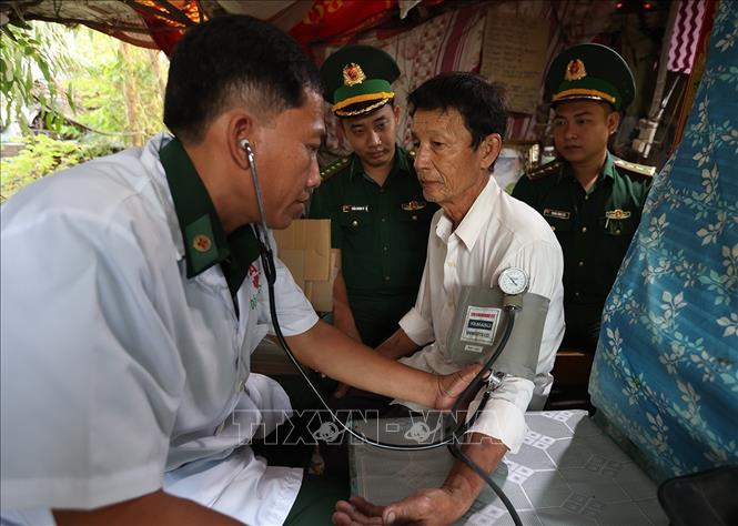 Bộ đội Biên phòng đồn Vĩnh Xương, tỉnh An Giang, thăm khám bệnh miễn phí cho ông Võ Văn Nhanh, ấp 5, xã Vĩnh Xương. Ảnh: Vũ Sinh - TTXVN