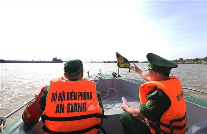 Lực lượng Bộ đội Biên phòng đồn Vĩnh Xương, tỉnh An Giang, tổ chức tuần tra khu vực biên giới đường sông do đơn vị quản lý. Ảnh: Vũ Sinh - TTXVN