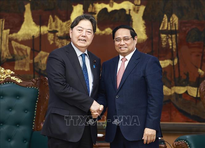 Prime Minister Pham Minh Chinh meets Japan’s Minister of Internal Affairs and Communications Hayashi Yoshimasa. VNA Photo: Dương Giang