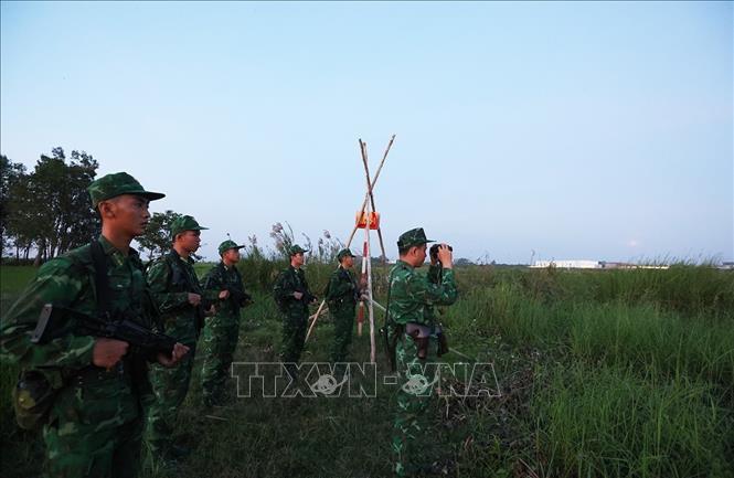 Bộ đội Biên phòng đồn Vĩnh Xương, tỉnh An Giang, tổ chức tuần tra bảo vệ biên giới do đơn vị quản lý tại vị trí cột mốc 85.1. Ảnh: Vũ Sinh - TTXVN