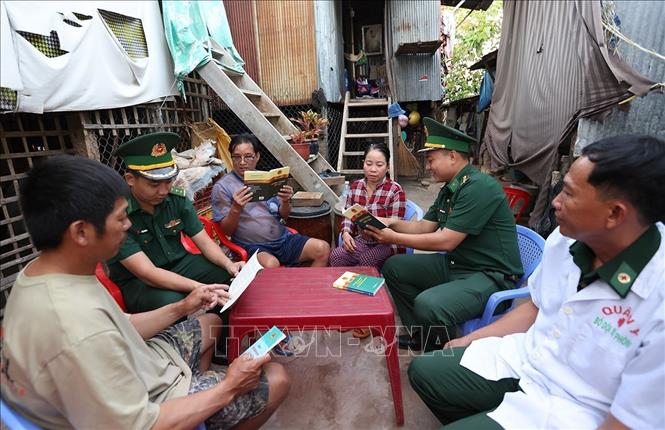 Bộ đội Biên phòng đồn Vĩnh Xương, tỉnh An Giang, tuyên truyền bảo an ninh tổ quốc và thăm khám bệnh, cấp thuốc miễn phí ở hộ ông Lê Thanh Phong, ấp 2, xã Vĩnh Xương. Ảnh: Vũ Sinh - TTXVN