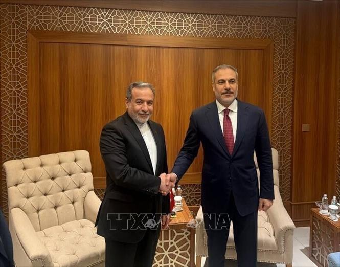 Ngoại trưởng Thổ Nhĩ Kỳ Hakan Fidan (phải) trong cuộc gặp người đồng cấp Iran Abbas Araghchi tại Jeddah (Saudi Arabia). Ảnh: IRNA/TTXVN 
