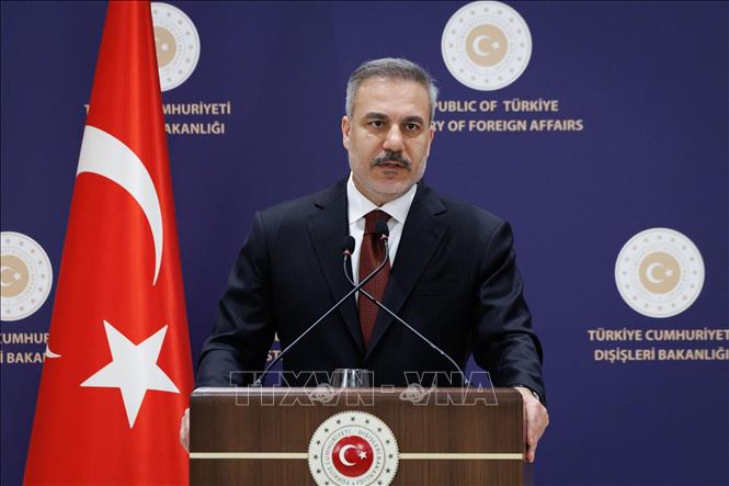 Ngoại trưởng Thổ Nhĩ Kỳ Hakan Fidan trong cuộc họp báo tại Istanbul, ngày 15/1/2026. Ảnh: THX/TTXVN