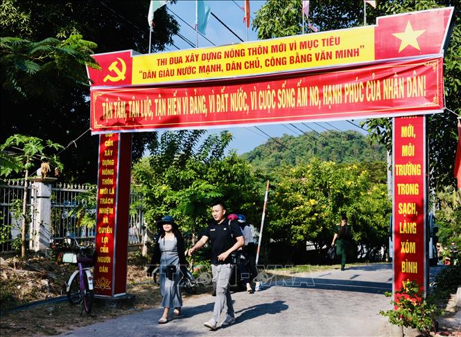 Băng rôn, biểu ngữ trang hoàng chào mừng Đại hội Đảng tại trục đường chính trên đảo Tiên Hải. Ảnh: Trần Việt - TTXVN 