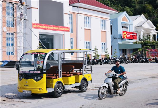 Trụ sở mới của xã đảo đang hoàn thiện để chào mừng Đại hội Đảng. Ảnh: Trần Việt - TTXVN 