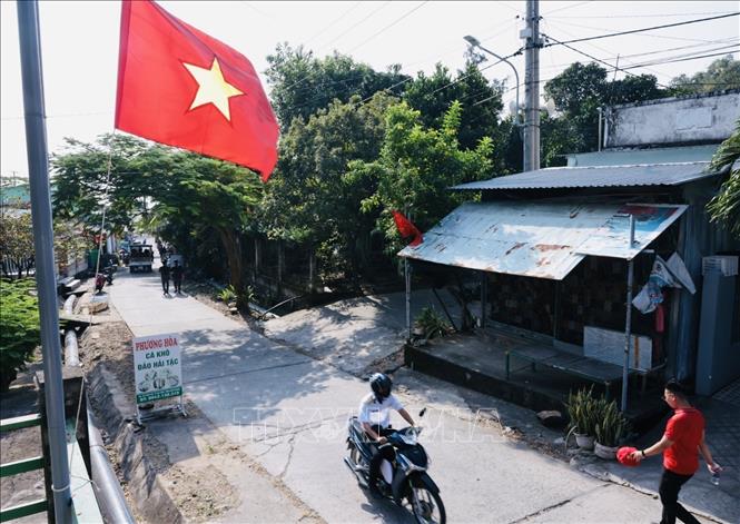 Cờ Tổ quốc bay trên đảo Tiên Hải, quần đảo Hải Tặc. Ảnh: Trần Việt - TTXVN 
