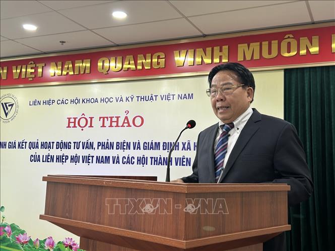 Tiến sỹ Nghiêm Vũ Khải, nguyên Phó Chủ tịch Liên hiệp các Hội Khoa học và Kỹ thuật Việt Nam đề xuất một hệ thống chính sách đồng bộ từ đào tạo, sử dụng đến đãi ngộ các nhà khoa học, trí thức trẻ. Ảnh: Diệu Thúy - TTXVN