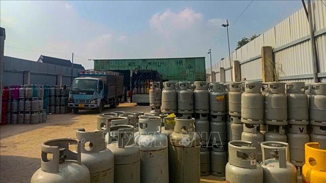 Xe ô tô tải chở gas cùng nhiều bình gas nghi giả nhãn hiệu bị lực lượng Công an tỉnh Tây Ninh tạm giữ để phục vụ công tác điều tra. Ảnh: TTXVN phát