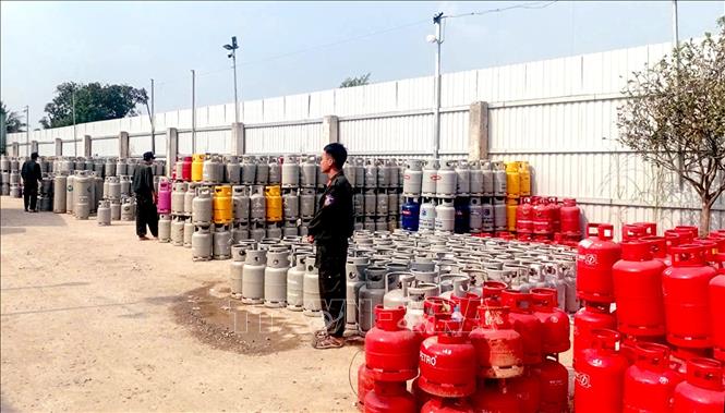 Hàng trăm bình gas các loại bị Công an tỉnh Tây Ninh phát hiện, thu giữ tại hiện trường trong chuyên án triệt phá đường dây sản xuất, buôn bán gas giả. Ảnh: TTXVN phát