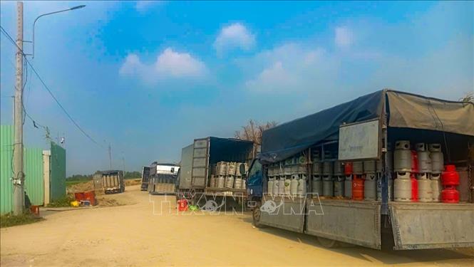 Hàng trăm bình gas các loại bị Công an tỉnh Tây Ninh phát hiện, thu giữ tại hiện trường trong chuyên án triệt phá đường dây sản xuất, buôn bán gas giả. Ảnh: TTXVN phát