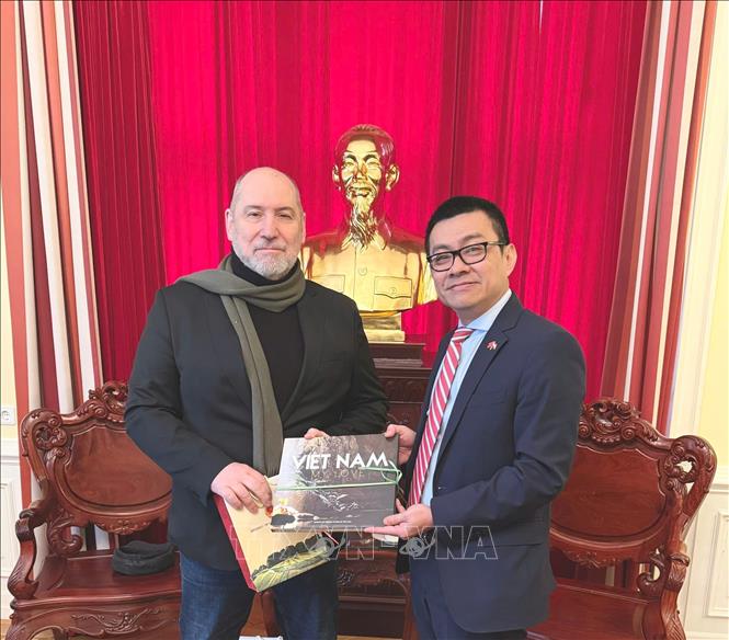 Đại sứ Vũ Lê Thái Hoàng và ông Gunther Hopfgartner, Chủ tịch Đảng Cộng sản Áo. Ảnh TTXVN phát 