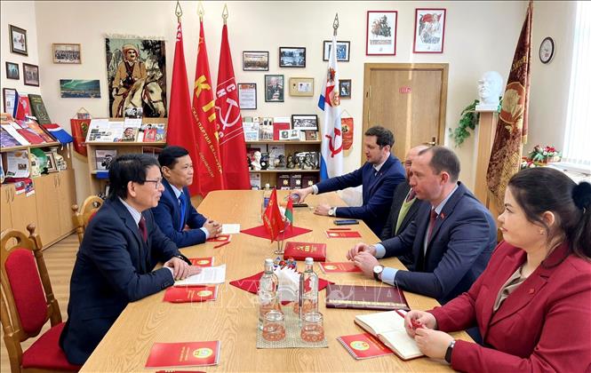 Lãnh đạo cấp cao của Đảng cộng sản Belarus tại buổi làm việc riêng với Đại sứ Việt Nam. Ảnh: TTXVN phát