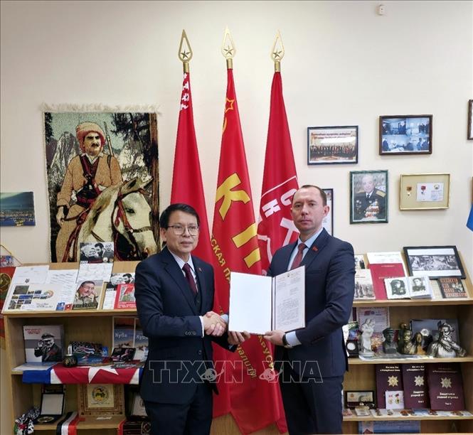 Đồng chí Sergei Syrankov, Bí thư thứ nhất Ban chấp hành Đảng cộng sản Belarus trao thư chúc mừng Đại hội XIV cho Đại sứ Việt Nam tại Belarus Nguyễn Văn Trung. Ảnh: TTXVN phát