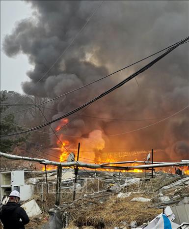 Hiện trường đám cháy tại làng Guryong, quận Gangnam, Hàn Quốc sáng 16/1/2026. Ảnh: Yonhap/TTXVN