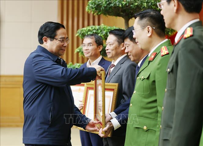 Thủ tướng Phạm Minh Chính tặng bằng khen cho các tập thể, cá nhân có thành tích xuất sắc trong thực hiện“Chiến dịch Quang Trung”. Ảnh: Dương Giang-TTXVN 
