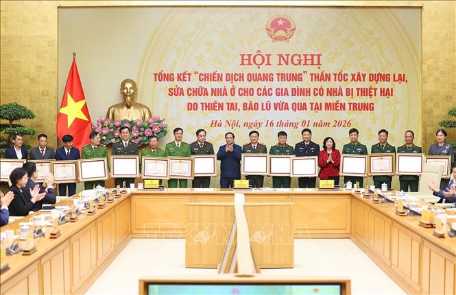 Thủ tướng Phạm Minh Chính tặng bằng khen cho các tập thể, cá nhân có thành tích xuất sắc trong thực hiện“Chiến dịch Quang Trung”. Ảnh: Dương Giang-TTXVN 
