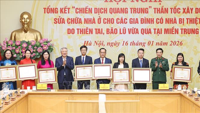 Phó Thủ tướng Thường trực Chính phủ Nguyễn Hoà Bình và Đại tướng Phan Văn Giang, Bộ trưởng Bộ Quốc phòng tặng bằng khen của Thủ tướng Chính phủ cho các tập thể, cá nhân có thành tích xuất sắc trong thực hiện“Chiến dịch Quang Trung”. Ảnh: Dương Giang-TTXVN
