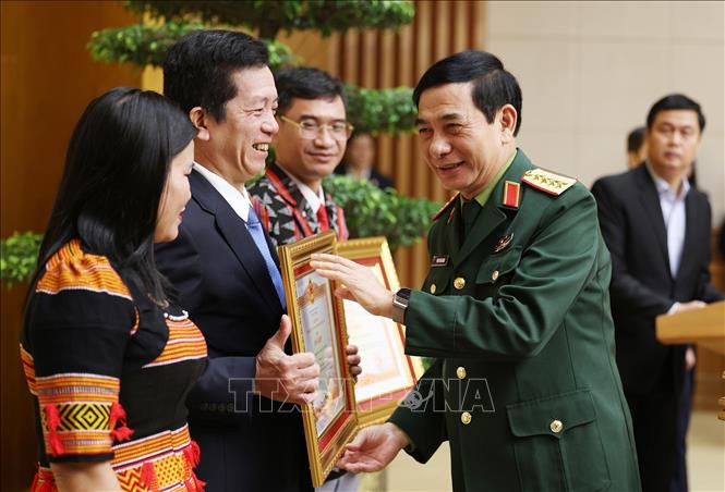 Đại tướng Phan Văn Giang, Bộ trưởng Bộ Quốc phòng tặng bằng khen của Thủ tướng Chính phủ cho các tập thể, cá nhân có thành tích xuất sắc trong thực hiện“Chiến dịch Quang Trung”. Ảnh: Dương Giang-TTXVN