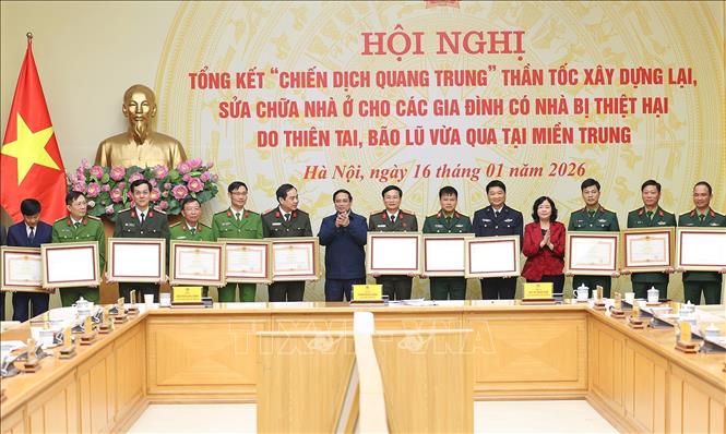 Thủ tướng Phạm Minh Chính tặng bằng khen cho các tập thể, cá nhân có thành tích xuất sắc trong thực hiện“Chiến dịch Quang Trung”. Ảnh: Dương Giang-TTXVN 
