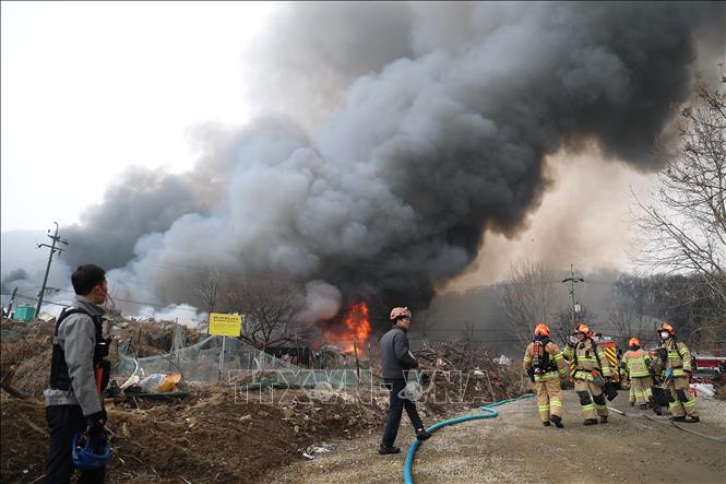 Hiện trường đám cháy tại làng Guryong, quận Gangnam, Hàn Quốc sáng 16/1/2026. Ảnh: Yonhap/TTXVN