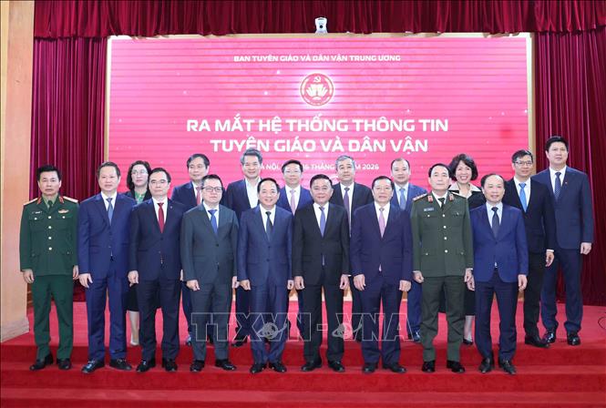 Thường trực Ban Bí thư Trần Cẩm Tú cùng các đại biểu dự Lễ ra mắt ứng dụng của ngành Tuyên giáo và Dân vận trên điện thoại di động. Ảnh: Phương Hoa - TTXVN