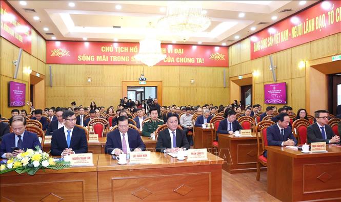 Thường trực Ban Bí thư Trần Cẩm Tú cùng các đại biểu dự Lễ ra mắt ứng dụng của ngành Tuyên giáo và Dân vận trên điện thoại di động. Ảnh: Phương Hoa - TTXVN