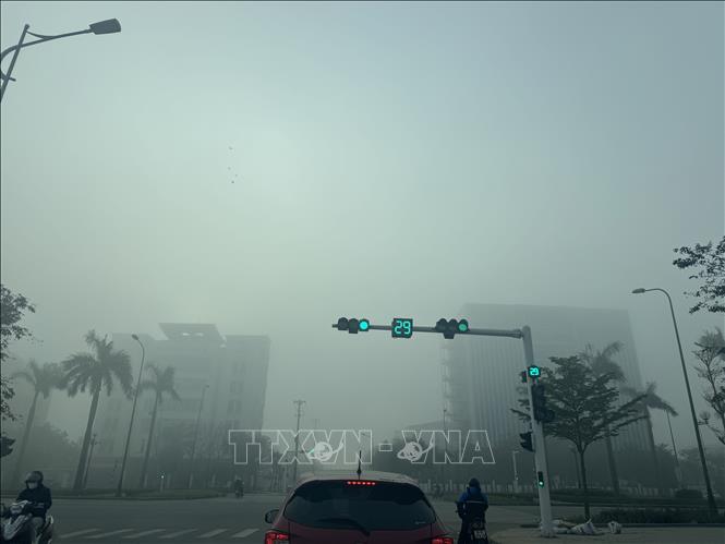 Đến 8 giờ sáng, khi mặt trời đã lên nhưng các khu vực trên địa bàn tỉnh Hà Tĩnh vẫn bị sương mù phủ kín. Ảnh: Hoàng Ngà - TTXVN