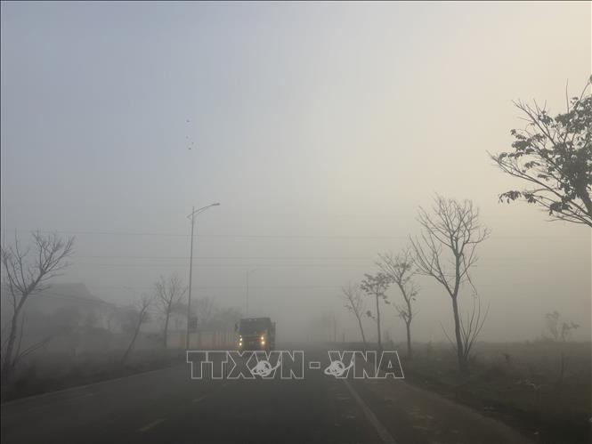 Sương mù phủ trắng nhiều đoạn đường ở xã Thạch Hà, Hà Tĩnh trong sáng 16/1. Ảnh: Hoàng Ngà - TTXVN