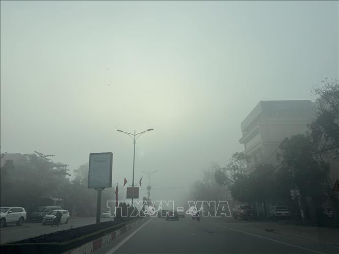 Sương mù bao phủ trên tuyến đường Quốc lộ 1A qua xã Thạch Hà, tỉnh Hà Tĩnh. Ảnh: Hoàng Ngà - TTXVN