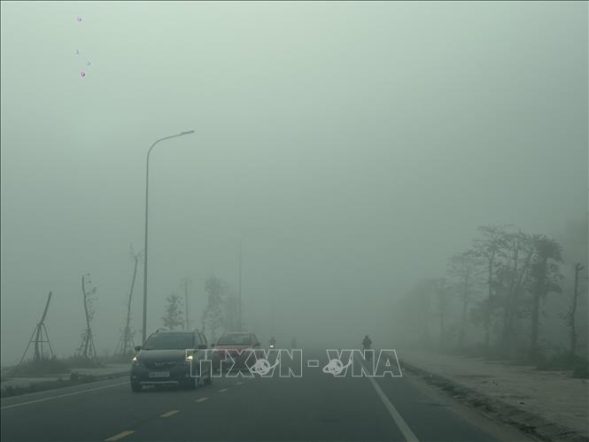 Sáng 16/1, trên địa bàn phường Trần Phú, tỉnh Hà Tĩnh, tình trạng sương mù dày đặc, các phương tiện lưu thông phải bật đèn cảnh báo. Ảnh: Hoàng Ngà - TTXVN