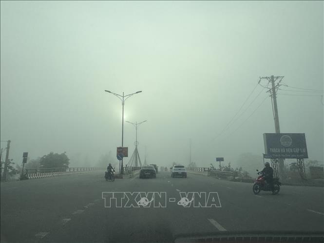 Sương mù bao phủ trên tuyến đường Quốc lộ 1A qua xã Thạch Hà, tỉnh Hà Tĩnh. Ảnh: Hoàng Ngà - TTXVN