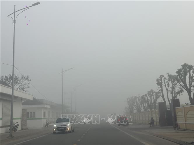 Sương mù dày hạn chế tầm nhìn của người và các phương tiện tham gia giao thông. Ảnh: Hoàng Ngà - TTXVN