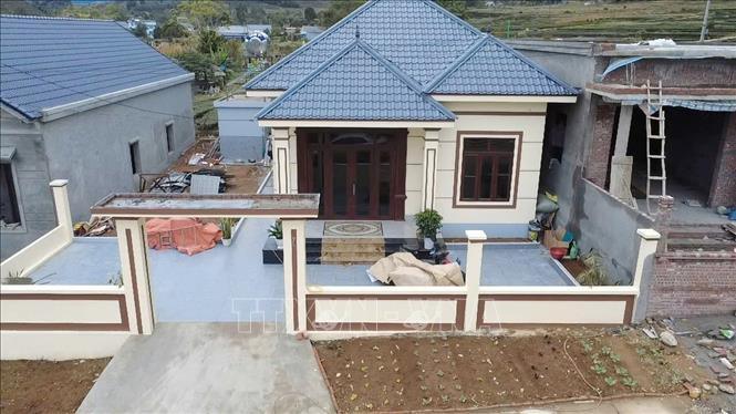 Một ngôi nhà khang trang tại khu tái định cư bản Hợp Nhất, xã Bản Bo (Lai Châu). Ảnh: Nguyễn Oanh-TTXVN